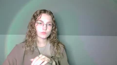 small lily online show from 09/19/25, 06:04