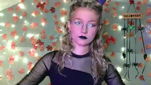 small lily online show from 10/29/25, 06:09