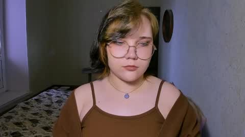 Snapshot of lily_violettt chatting on 04/07/26, 12:16 Lily online show from 04/07/26, 12:16