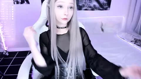 Snapshot of lily_weep chatting on 09/13/25, 02:44 Lily online show from 09/13/25, 02:44