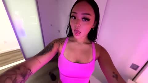 Snapshot of lilypowpow chatting on 12/01/25, 04:06 lilypowpow online show from 12/01/25, 04:06