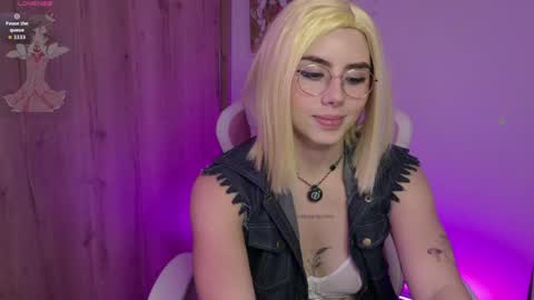 Snapshot of lilyrouse_ chatting on 06/06/26, 03:44 lily help me to collect more cosplay online show from 06/06/26, 03:44