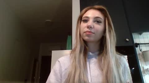 Snapshot of lilysweetgirl chatting on 12/22/25, 06:05 Lily online show from 12/22/25, 06:05