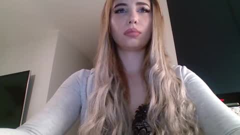 Snapshot of lilysweetgirl chatting on 01/07/26, 04:42 Lily online show from 01/07/26, 04:42