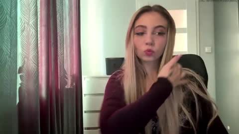 Snapshot of lilysweetgirl chatting on 05/25/26, 04:35 Lily online show from 05/25/26, 04:35
