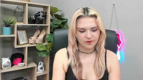 Lily online show from 07/20/26, 10:39