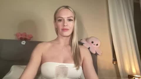 lina_frost online show from 12/14/25, 07:07