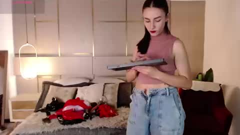 Snapshot of lina_montclair chatting on 09/23/25, 08:01 Lina online show from 09/23/25, 08:01