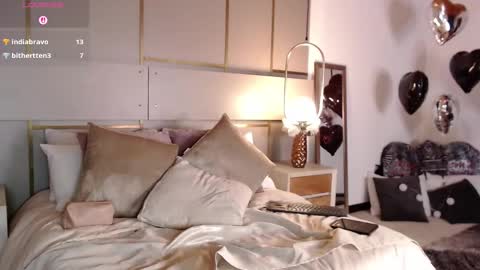 Snapshot of lina_montclair chatting on 10/10/25, 10:31 Lina online show from 10/10/25, 10:31