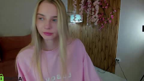 Snapshot of lina_reeds chatting on 05/19/26, 01:11 LINA online show from 05/19/26, 01:11