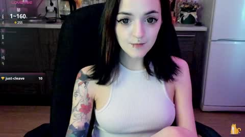 Snapshot of lina_tyaan chatting on 12/13/24, 11:02 Lina 3 1715622743 online show from 12/13/24, 11:02