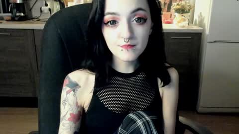 Snapshot of lina_tyaan chatting on 12/31/24, 01:04 Lina 3 1715622743 online show from 12/31/24, 01:04