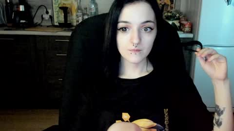 Snapshot of lina_tyaan chatting on 01/15/25, 11:10 Lina 3 1715622743 online show from 01/15/25, 11:10