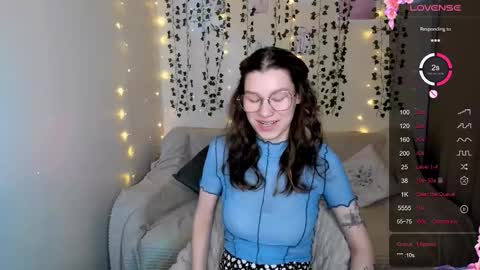 Snapshot of linablossom chatting on 10/18/25, 03:31 Lina online show from 10/18/25, 03:31