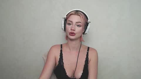 linacute52 online show from 10/10/25, 11:09