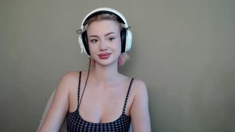 linacute52 online show from 10/18/25, 08:59