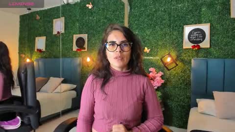 Snapshot of linagh chatting on 10/11/25, 11:53 Lina online show from 10/11/25, 11:53