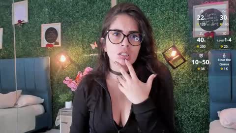 Snapshot of linagh chatting on 10/18/25, 11:44 Lina online show from 10/18/25, 11:44