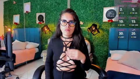 Snapshot of linagh chatting on 10/21/25, 11:33 Lina online show from 10/21/25, 11:33