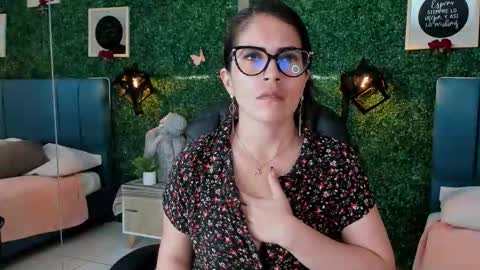 Snapshot of linagh chatting on 10/22/25, 11:32 Lina online show from 10/22/25, 11:32