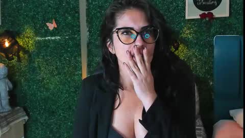 Snapshot of linagh chatting on 10/28/25, 12:19 Lina online show from 10/28/25, 12:19