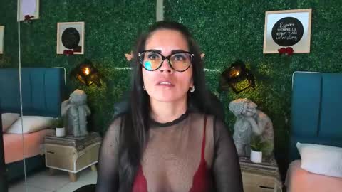 Snapshot of linagh chatting on 10/29/25, 11:45 Lina online show from 10/29/25, 11:45