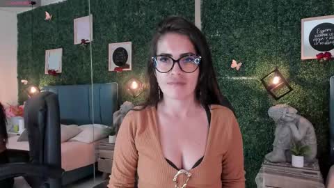 Snapshot of linagh chatting on 10/31/25, 11:44 Lina online show from 10/31/25, 11:44