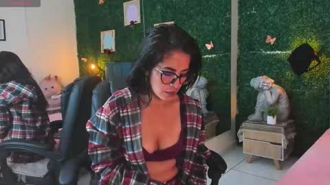 Snapshot of linagh chatting on 11/01/25, 12:07 Lina online show from 11/01/25, 12:07