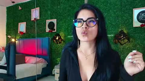 Snapshot of linagh chatting on 11/10/25, 11:53 Lina online show from 11/10/25, 11:53