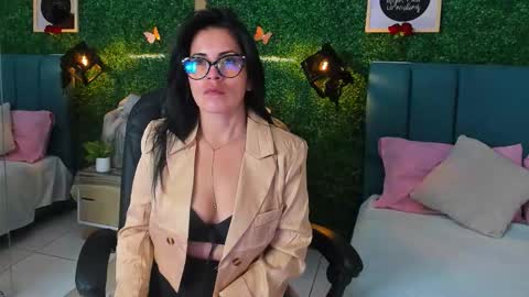 Snapshot of linagh chatting on 11/12/25, 11:43 Lina online show from 11/12/25, 11:43