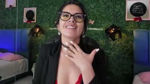 Snapshot of linagh chatting on 11/13/25, 11:42 Lina online show from 11/13/25, 11:42