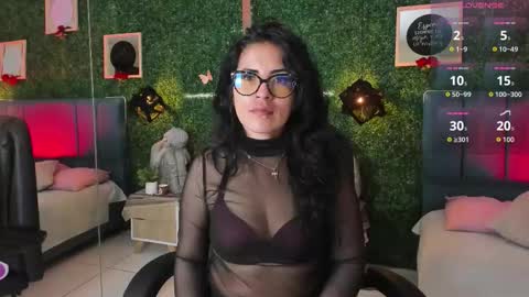 Snapshot of linagh chatting on 11/17/25, 12:55 Lina online show from 11/17/25, 12:55