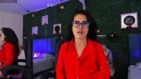 Snapshot of linagh chatting on 11/19/25, 11:43 Lina online show from 11/19/25, 11:43