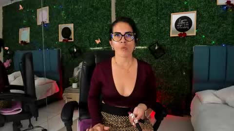 Snapshot of linagh chatting on 11/20/25, 11:54 Lina online show from 11/20/25, 11:54