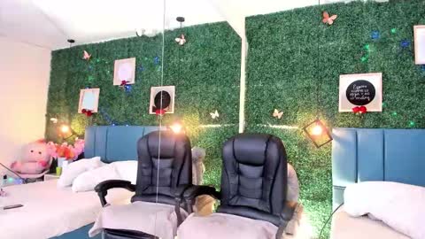 Snapshot of linagh chatting on 11/27/25, 11:23 Lina online show from 11/27/25, 11:23