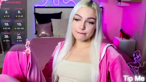 Snapshot of linalirian chatting on 10/11/25, 02:04 I am Lina online show from 10/11/25, 02:04