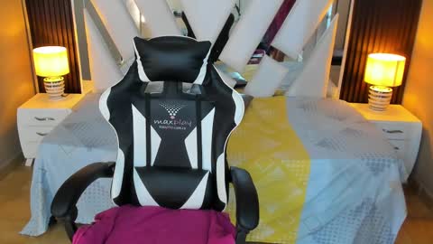 Snapshot of linda4petite chatting on 09/16/25, 06:31  Linda  online show from 09/16/25, 06:31