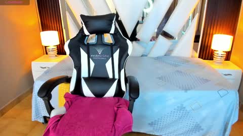 Snapshot of linda4petite chatting on 09/23/25, 06:22  Linda  online show from 09/23/25, 06:22