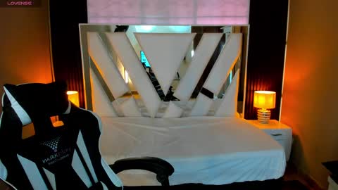 Snapshot of linda4petite chatting on 10/05/25, 01:31  Linda  online show from 10/05/25, 01:31