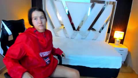 Snapshot of linda4petite chatting on 10/12/25, 12:59  Linda  online show from 10/12/25, 12:59