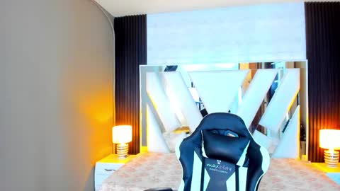 Snapshot of linda4petite chatting on 10/18/25, 06:41  Linda  online show from 10/18/25, 06:41