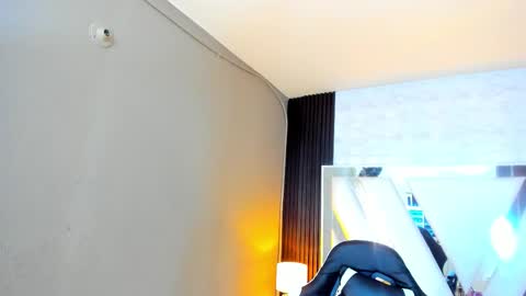 Snapshot of linda4petite chatting on 10/21/25, 06:19  Linda  online show from 10/21/25, 06:19