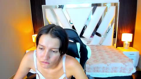 Snapshot of linda4petite chatting on 10/22/25, 06:40  Linda  online show from 10/22/25, 06:40