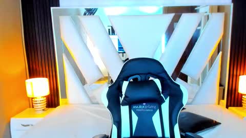 Snapshot of linda4petite chatting on 10/24/25, 06:15  Linda  online show from 10/24/25, 06:15