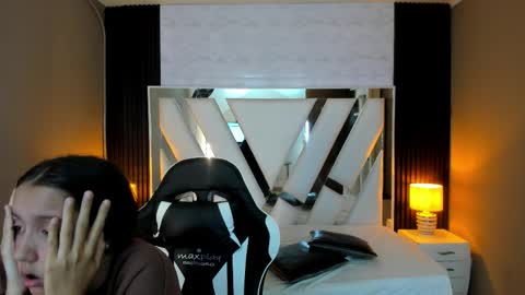 Snapshot of linda4petite chatting on 10/26/25, 01:06  Linda  online show from 10/26/25, 01:06