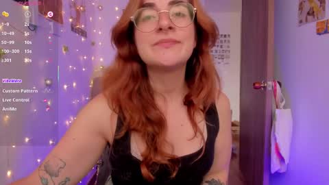 Snapshot of linda_giggle chatting on 10/03/25, 12:35 Giggles online show from 10/03/25, 12:35