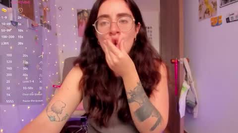 Snapshot of linda_giggle chatting on 10/21/25, 01:45 Giggles online show from 10/21/25, 01:45