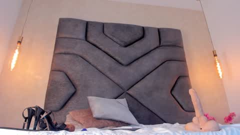 Linda Saenz online show from 01/10/25, 02:45