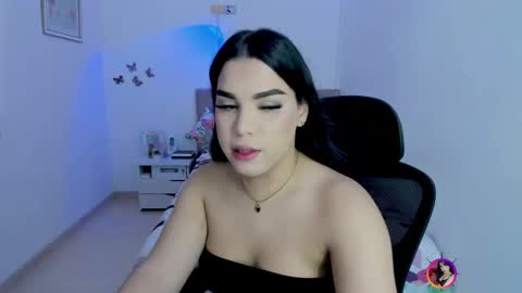 Snapshot of linda_zaam8386 chatting on 10/27/25, 05:50 online show from 10/27/25, 05:50