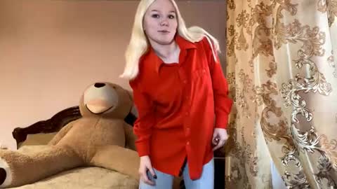 Snapshot of lindabreines chatting on 11/06/25, 11:55 Luna online show from 11/06/25, 11:55